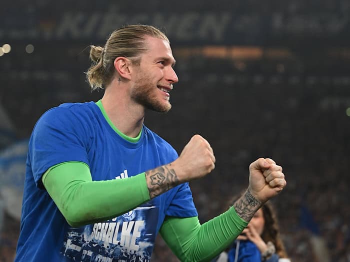 Vaterfreuden nach dem Aufstieg mit dem FC Schalke: Loris Karius. (Archivbild) / Foto: Bernd Thissen/dpa