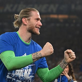 Vaterfreuden nach dem Aufstieg mit dem FC Schalke: Loris Karius. (Archivbild) / Foto: Bernd Thissen/dpa
