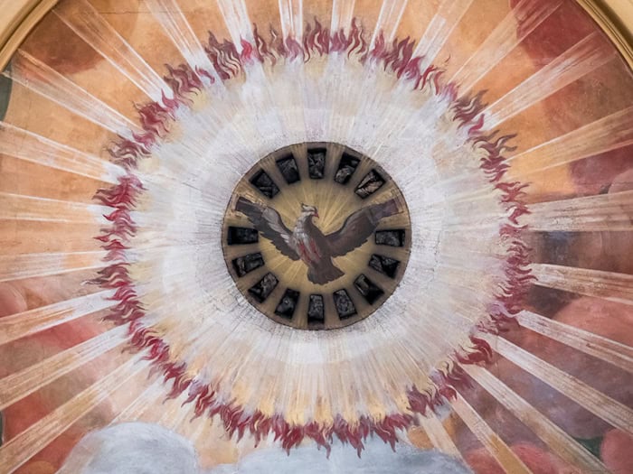 An Pfingsten feiern Christen, dass laut biblischer Überlieferung der Heilige Geist zu den Jüngern kam. Der Geist wird oft als Taube dargestellt. (Symbolbild) / Foto: Daniel Vogl/dpa