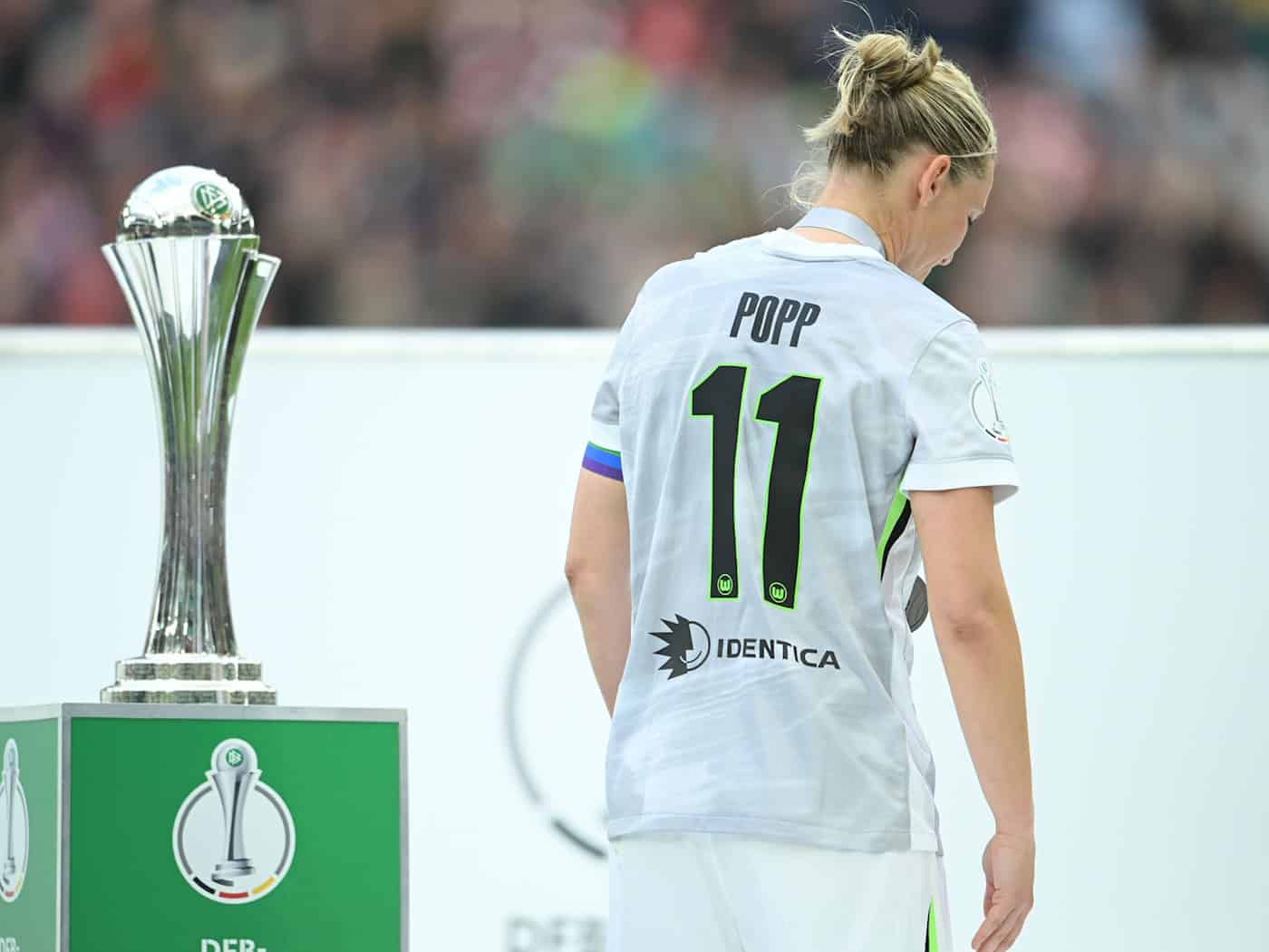 Abschied ohne Titel: Nach dem 0:4 ging Popp mit gesenktem Kopf an der Trophäe vorbei. / Foto: Fabian Strauch/dpa