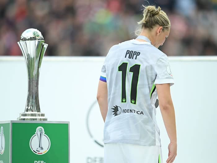 Abschied ohne Titel: Nach dem 0:4 ging Popp mit gesenktem Kopf an der Trophäe vorbei. / Foto: Fabian Strauch/dpa