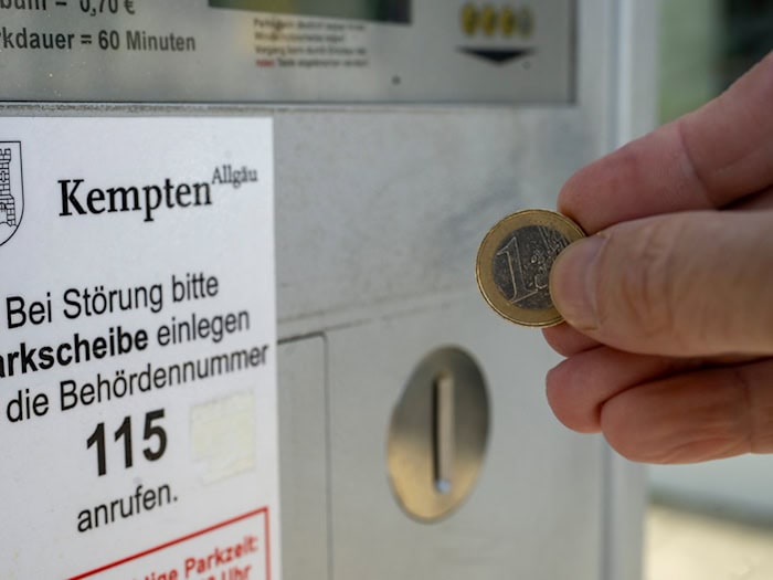 Nach der Affäre um einen Millionendiebstahl aus städtischen Parkscheinautomaten will die Stadt Kempten nun auf bargeldlose Systeme setzen. (Archivfoto) / Foto: Stefan Puchner/dpa