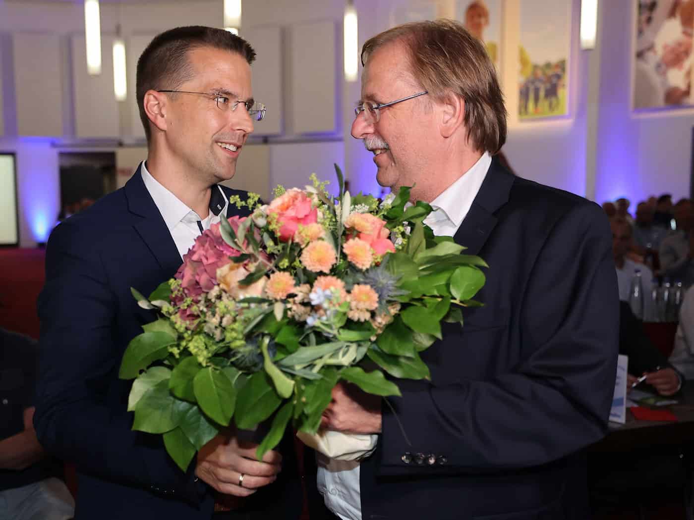Christoph Kern (l) löste Rainer Koch 2022 als BFV-Präsident ab. Auf dem Verbandstag in Bad Gögging wurde er wiedergewählt. (Archivbild) / Foto: Alexandra Beier/Bayerischer Fußball-Verband (BFV)/dpa