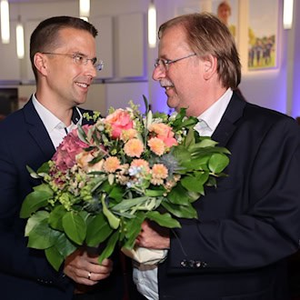 Christoph Kern (l) löste Rainer Koch 2022 als BFV-Präsident ab. Auf dem Verbandstag in Bad Gögging wurde er wiedergewählt. (Archivbild) / Foto: Alexandra Beier/Bayerischer Fußball-Verband (BFV)/dpa