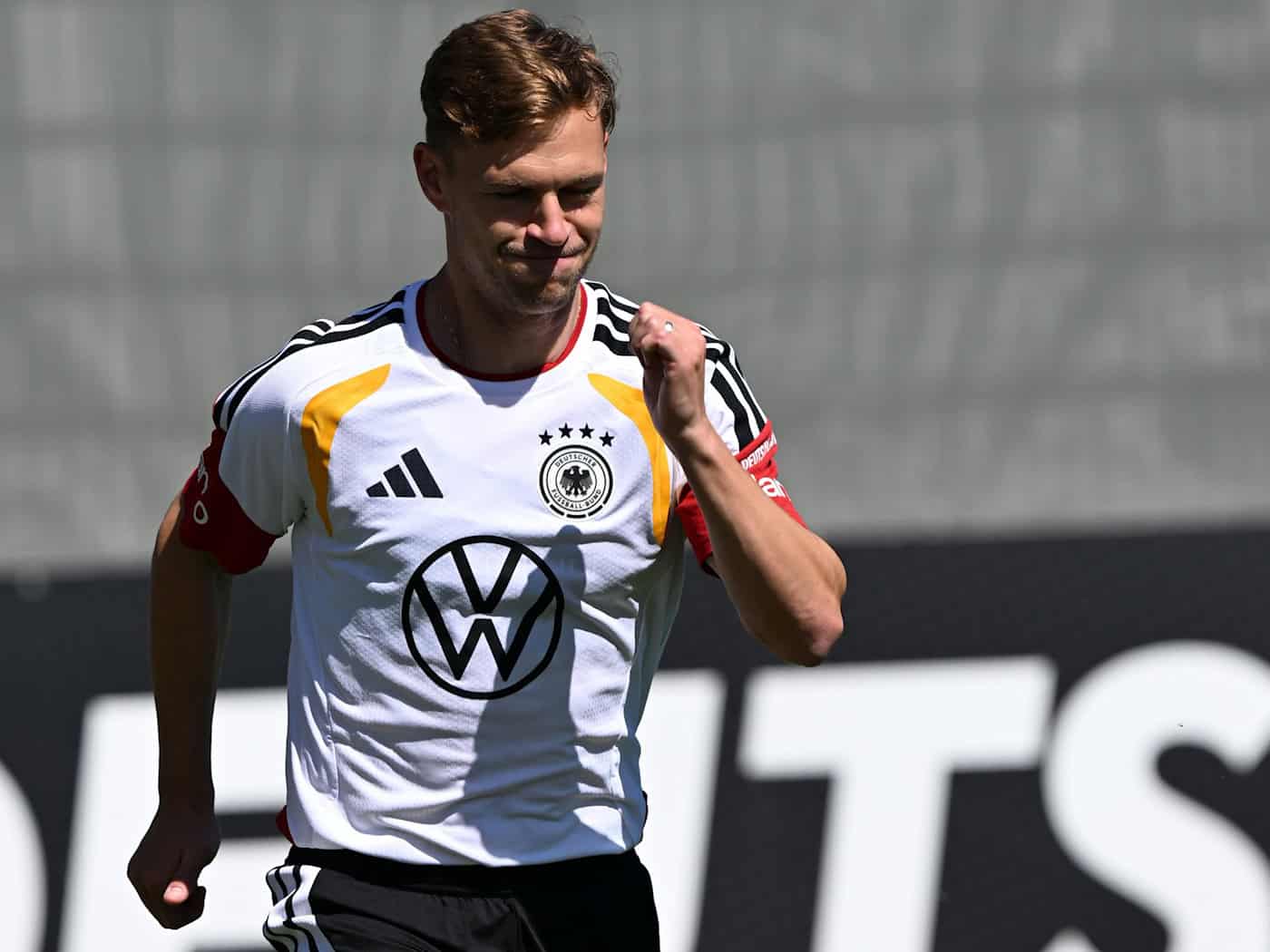 DFB-Kapitän Joshua Kimmich trainiert im Camp der Nationalmannschaft.  / Foto: Federico Gambarini/dpa