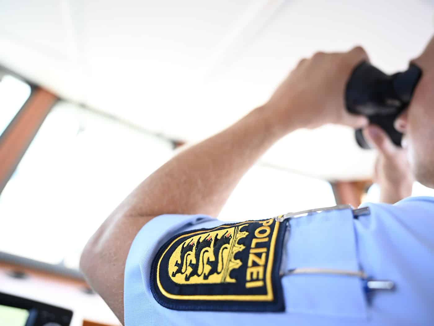 Die Polizei bringt die sieben Kinder sicher zum Ufer zurück. (Symbolbild) / Foto: Felix Kästle/dpa