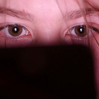 Altersgrenzen im Netz werden nach Angaben des Kinderschutzbundes in Bayern heute schon massenhaft umgangen. (Symbolbild) / Foto: Jan Woitas/dpa