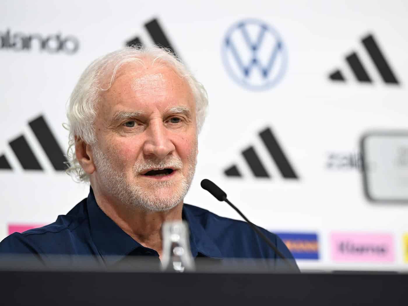 Rudi Völler: «Wir sind da, um eine Weltmeisterschaft zu spielen. Das geht vor.» / Foto: Federico Gambarini/dpa