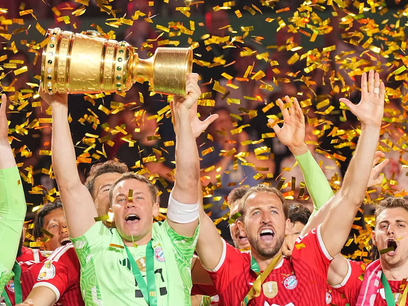 Manuel Neuer stemmt den DFB-Pokal in die Höhe.  / Foto: Michael Kappeler/dpa