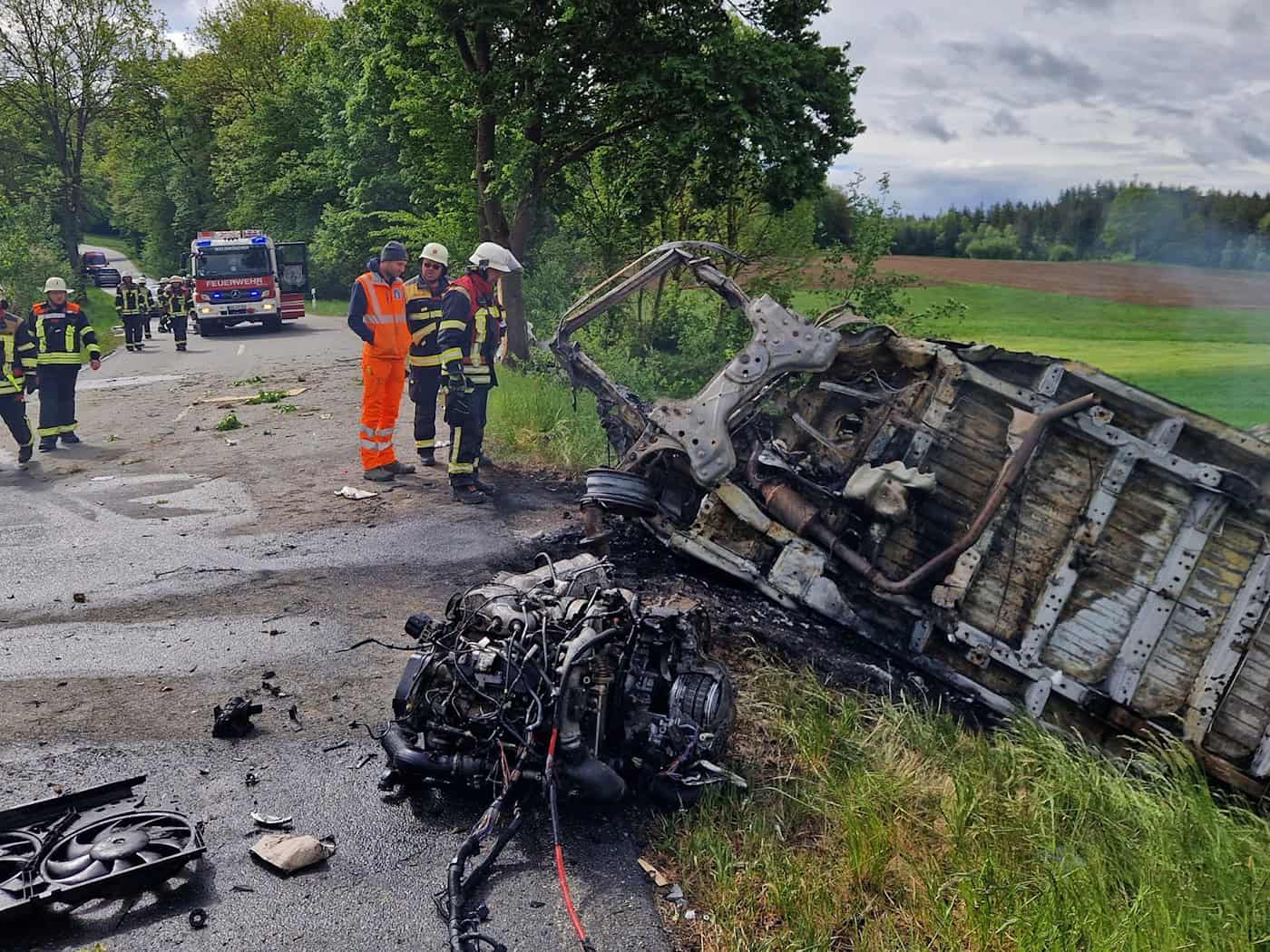 Der Kleintransporter brannte vollständig aus. / Foto: -/Kreisbrandinspektion Cham/dpa