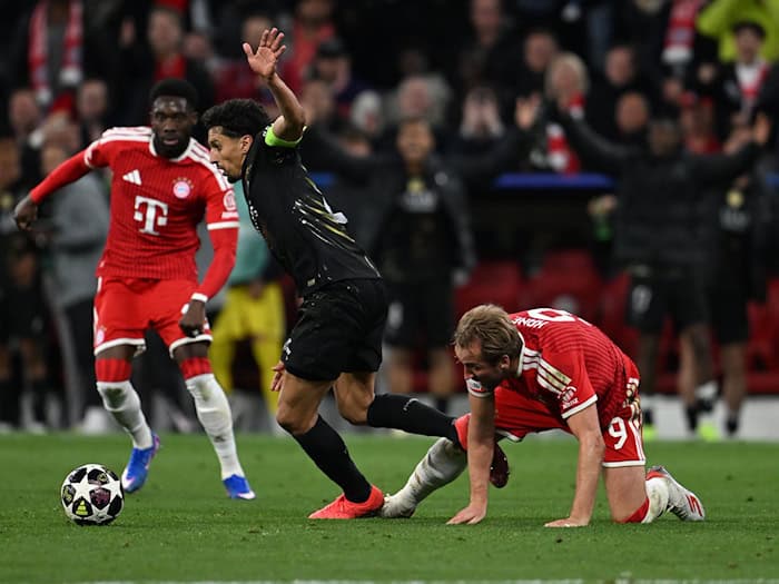 Alphonso Davies (l), hier noch in Aktion gegen Paris, fällt erneut verletzt aus. / Foto: Sven Hoppe/dpa