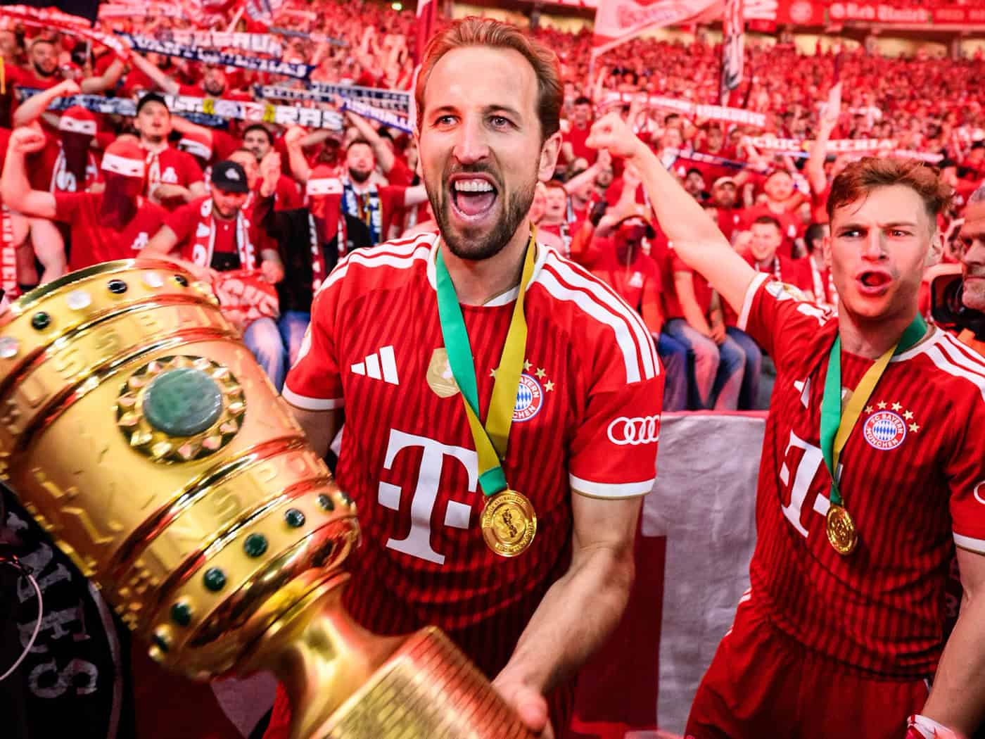 Harry Kane jubelt mit dem DFB-Pokal. / Foto: Tom Weller/dpa