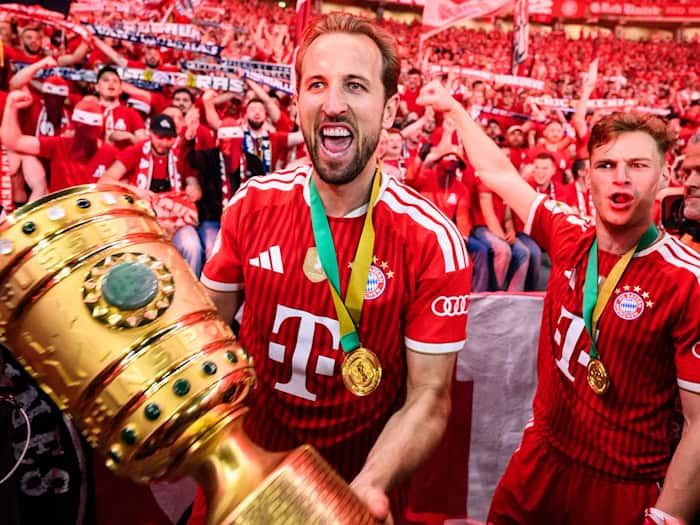 Harry Kane jubelt mit dem DFB-Pokal. / Foto: Tom Weller/dpa