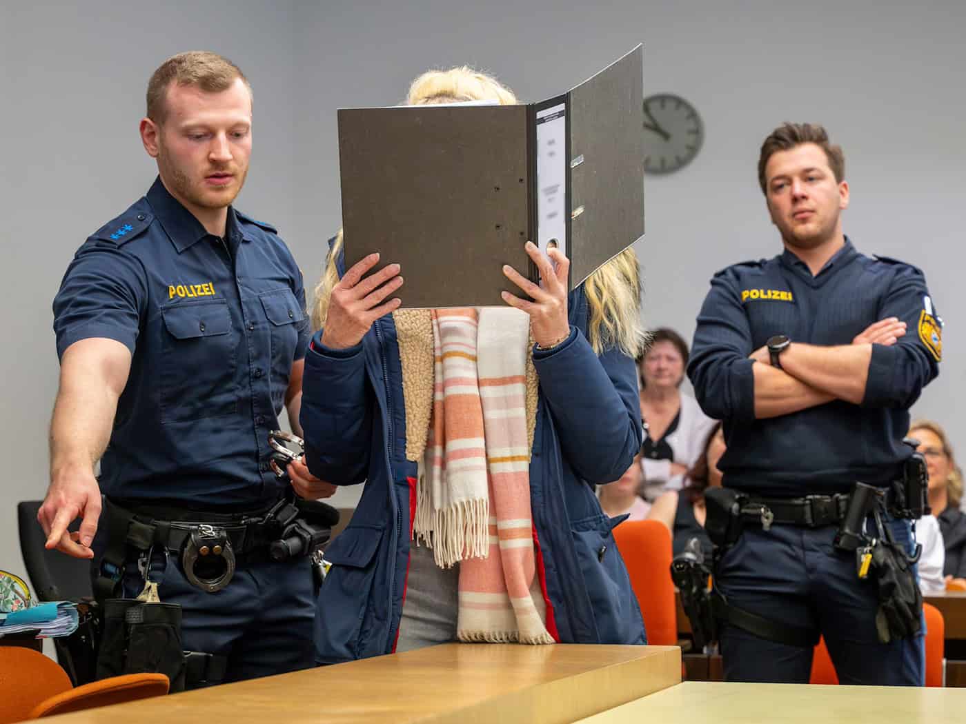 Das Urteil gegen die Haupttäterin, den Auftragskiller, die Tochter und deren Lebensgefährten wegen eines Mordkomplotts ist rechtskräftig. (Archivbild) / Foto: Peter Kneffel/dpa
