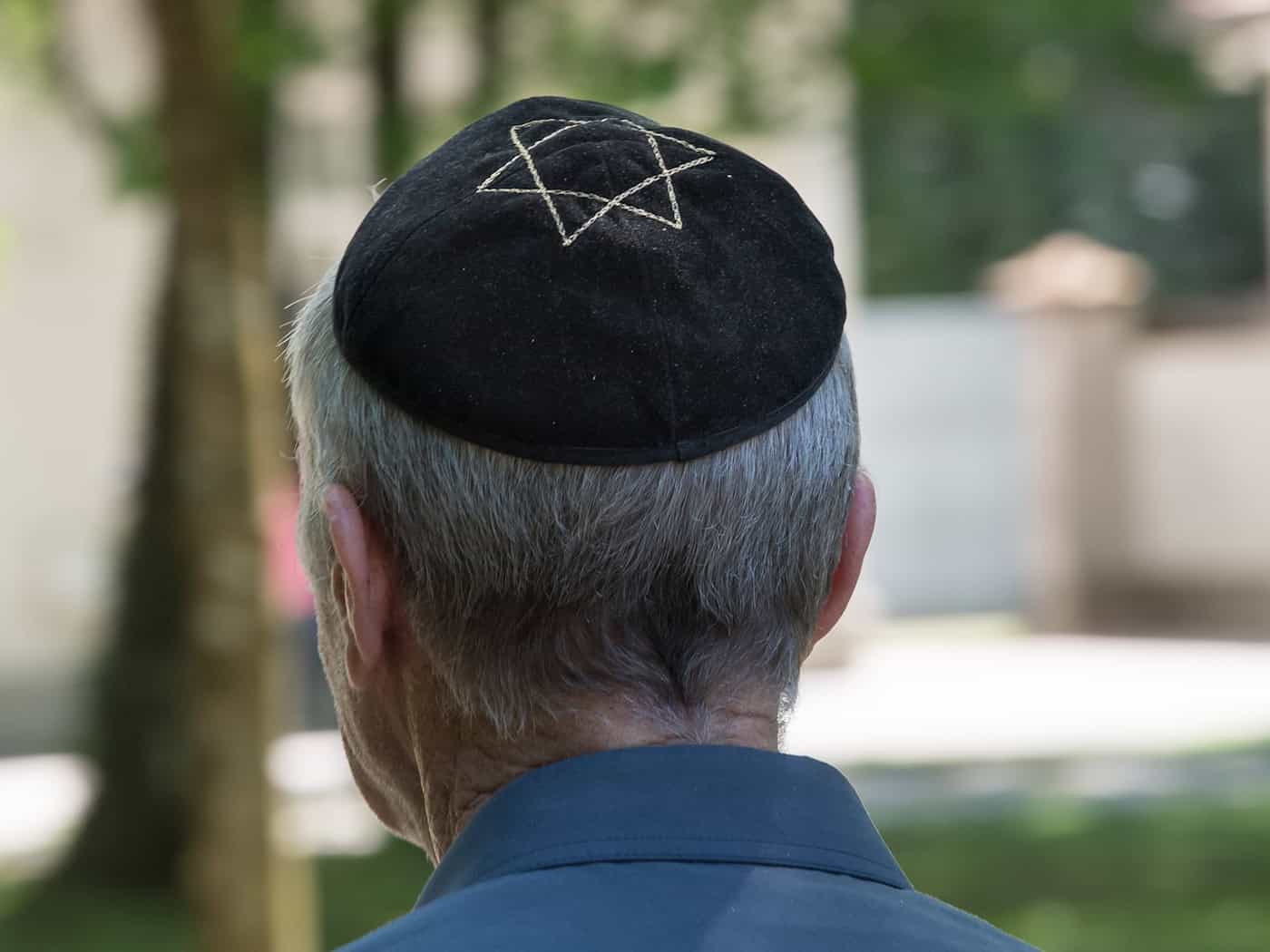 Trotz eines Rückgangs im vergangenen Jahr ist die Zahl der antisemitischen Straftaten in Bayern seit 2022 deutlich gestiegen. (Symbolbild) / Foto: Peter Kneffel/dpa