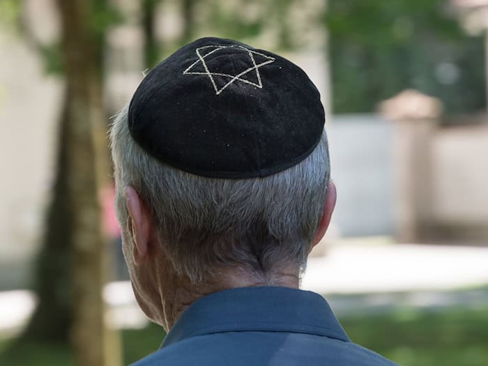 Trotz eines Rückgangs im vergangenen Jahr ist die Zahl der antisemitischen Straftaten in Bayern seit 2022 deutlich gestiegen. (Symbolbild) / Foto: Peter Kneffel/dpa