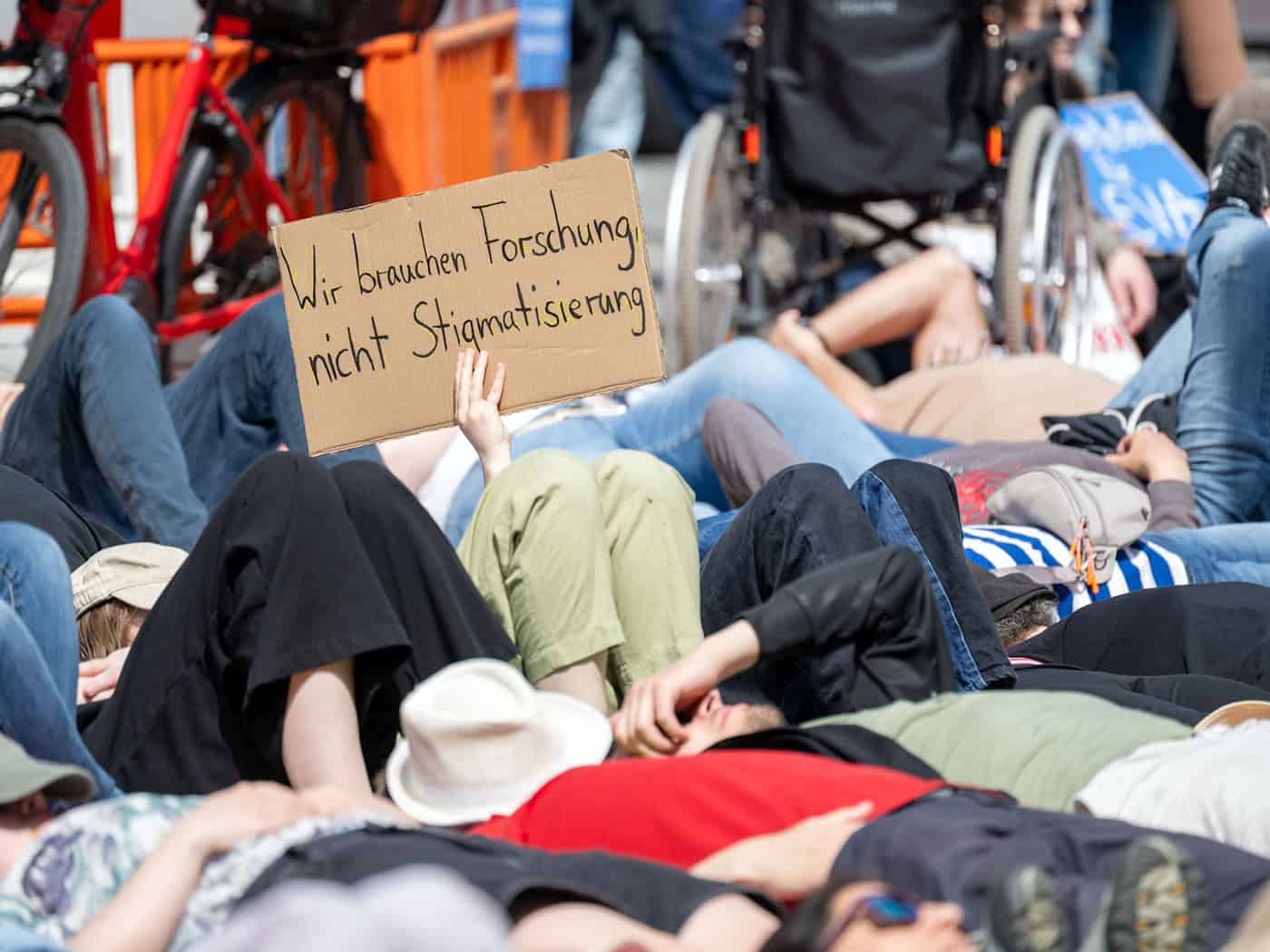 Anlass für die Demonstrationen ist der internationale Tag zur Aufklärung über die Krankheit am 12. Mai. / Foto: Pia Bayer/dpa