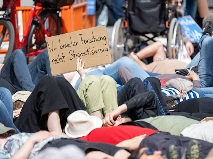 Anlass für die Demonstrationen ist der internationale Tag zur Aufklärung über die Krankheit am 12. Mai. / Foto: Pia Bayer/dpa