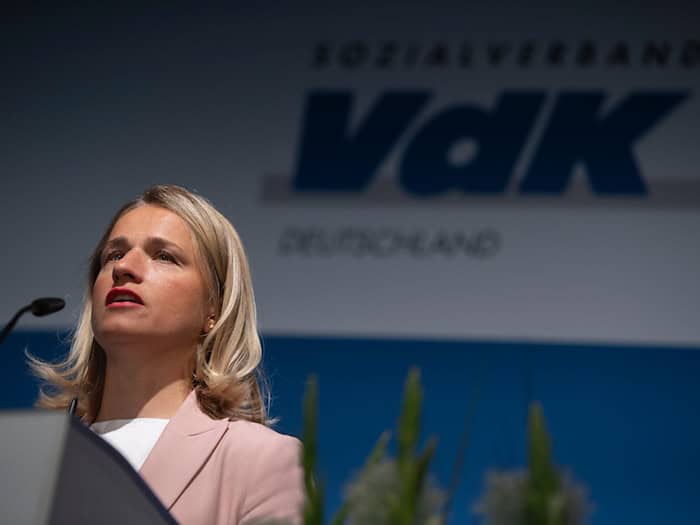 Die Vorsitzende des VdK Bayern sieht sich derzeit einem großen Konflikt mit dem Vorstand gegenüber. (Archivbild) / Foto: Christophe Gateau/dpa