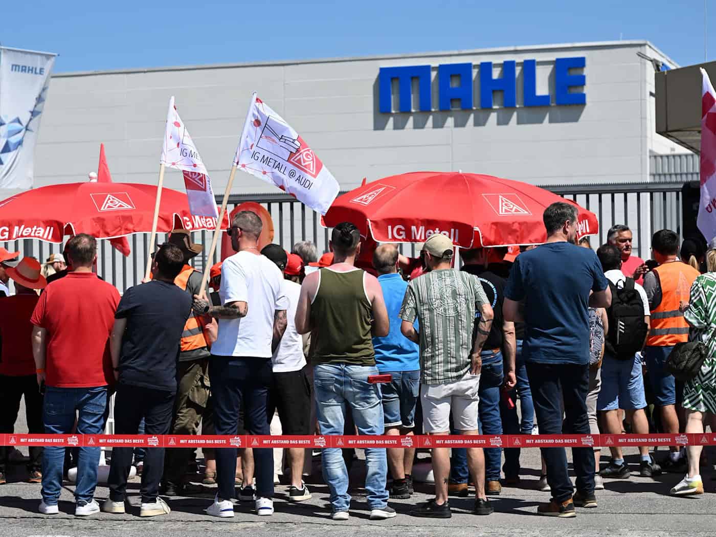 Beschäftigte des Autozulieferers Mahle nehmen vor dem Werk an einem unbefristeten Streik teil. / Foto: Sven Hoppe/dpa