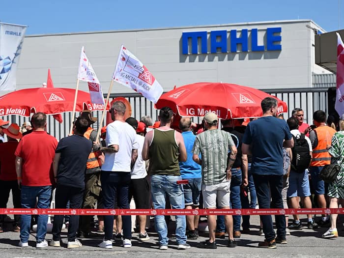 Beschäftigte des Autozulieferers Mahle nehmen vor dem Werk an einem unbefristeten Streik teil. / Foto: Sven Hoppe/dpa