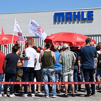 Beschäftigte des Autozulieferers Mahle nehmen vor dem Werk an einem unbefristeten Streik teil. / Foto: Sven Hoppe/dpa