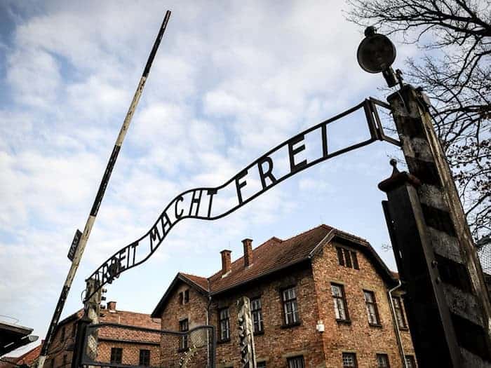 Der Schriftzug «Arbeit macht frei» stand über den Toren mehrerer Konzentrations- und Vernichtungslager. (Symbolbild) / Foto: Britta Pedersen/dpa-Zentralbild/ZB