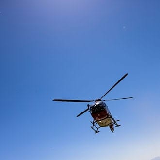 Ein Rettungshubschrauber bringt den Mann ins Krankenhaus. (Symbolbild) / Foto: Philipp von Ditfurth/dpa