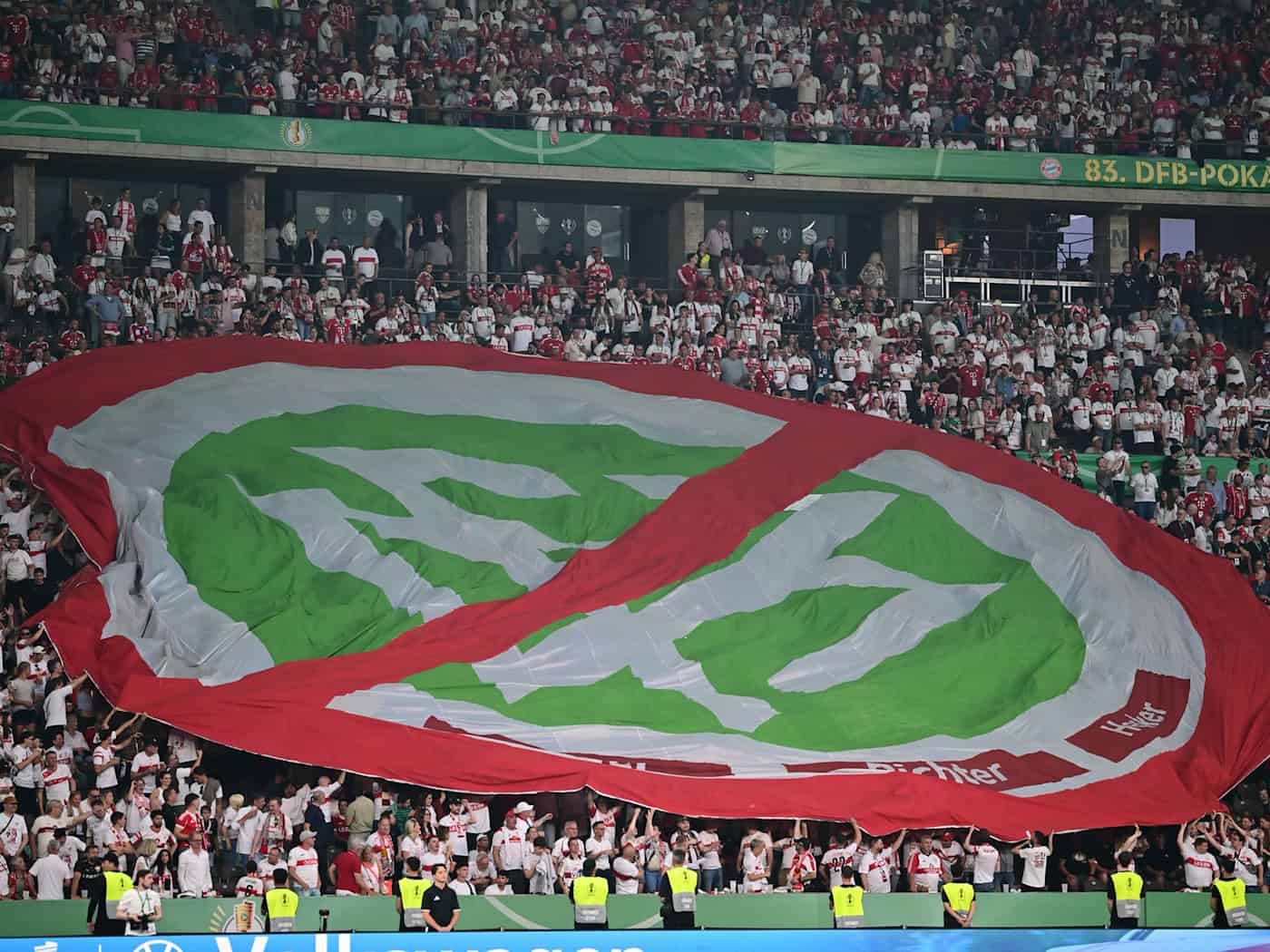 Fans protestieren beim Pokalfinale gegen den DFB.  / Foto: Sebastian Gollnow/dpa