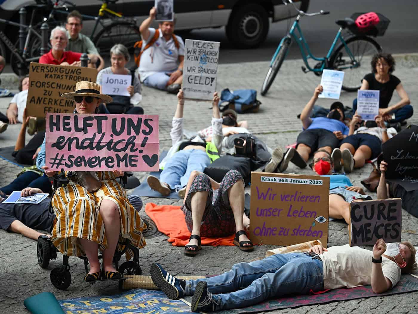 Demonstrieren im Liegen - ME/CFS-Betroffene wollen in mehreren Städten so wieder auf sich aufmerksam machen. (Archivbild) / Foto: Soeren Stache/dpa