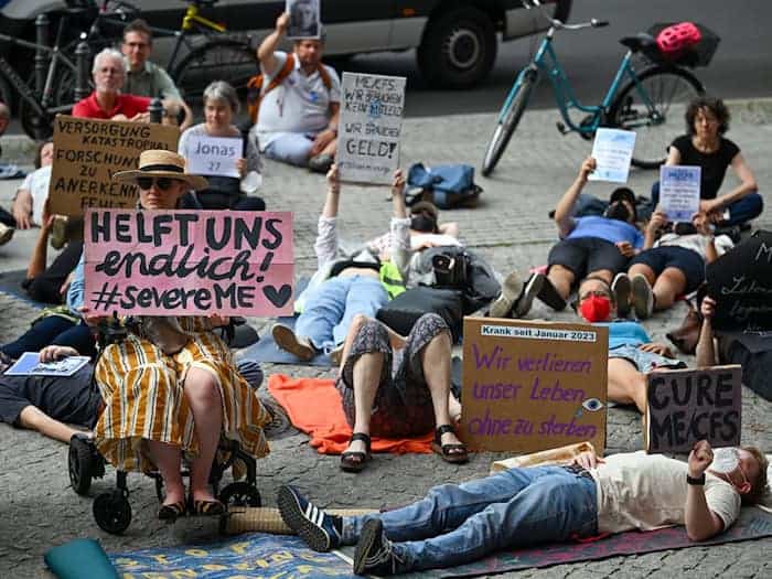 Demonstrieren im Liegen - ME/CFS-Betroffene wollen in mehreren Städten so wieder auf sich aufmerksam machen. (Archivbild) / Foto: Soeren Stache/dpa