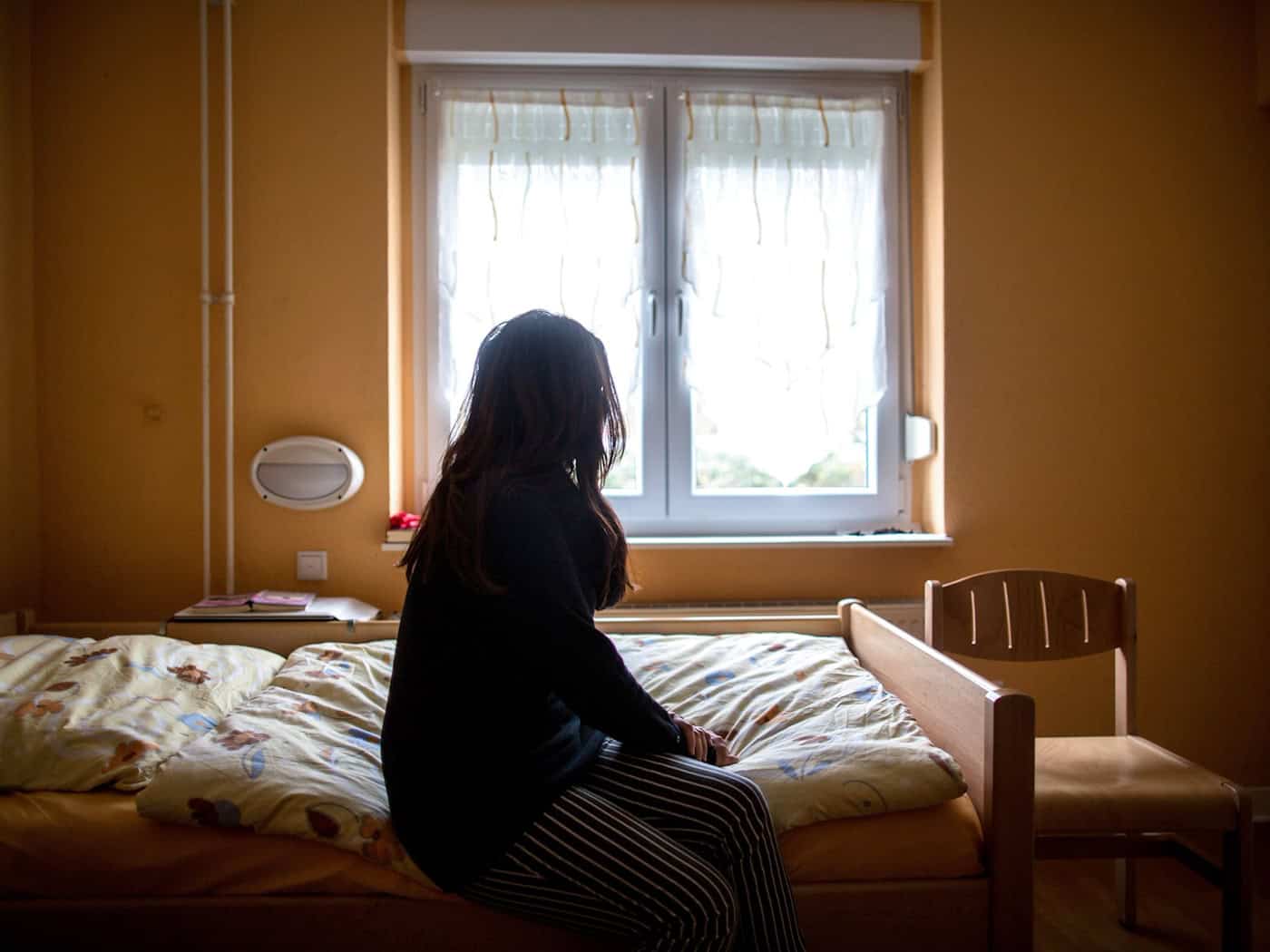 Frauenhäuser sind wichtige Schutzräume für Opfer von häuslicher Gewalt. In Bayern wurden die Angebote in den vergangenen Jahren weiter ausgebaut. Die aktuelle Statistik zeigt, der Bedarf ist weiterhin extrem hoch. (Illustration) / Foto: Maja Hitij/dpa