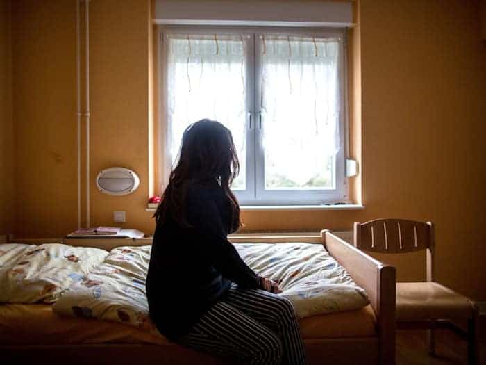 Frauenhäuser sind wichtige Schutzräume für Opfer von häuslicher Gewalt. In Bayern wurden die Angebote in den vergangenen Jahren weiter ausgebaut. Die aktuelle Statistik zeigt, der Bedarf ist weiterhin extrem hoch. (Illustration) / Foto: Maja Hitij/dpa