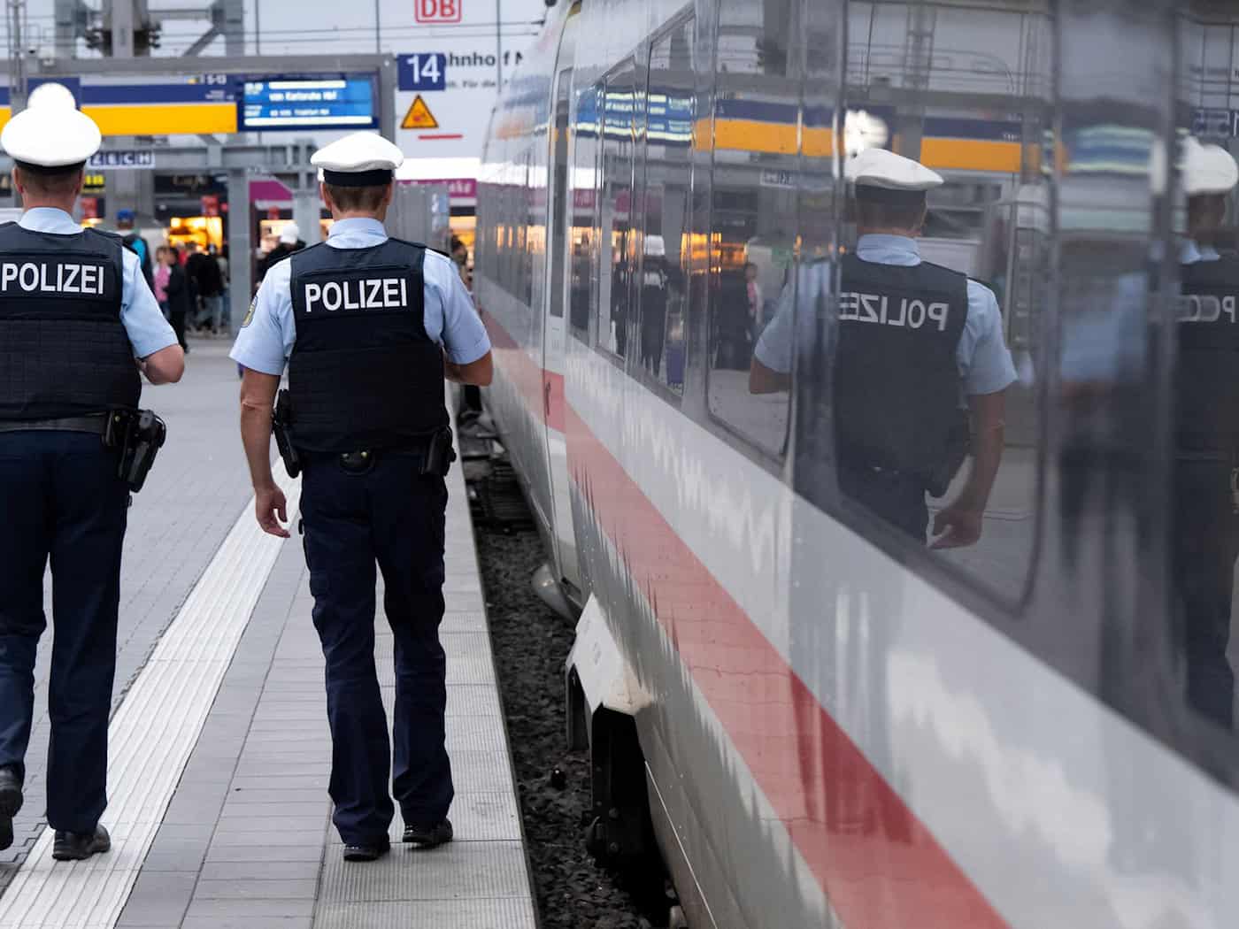 Am Wochenende verstärkt die Polizei ihre Präsenz an Bahnhöfen. (Symbolfoto)  / Foto: Sven Hoppe/dpa