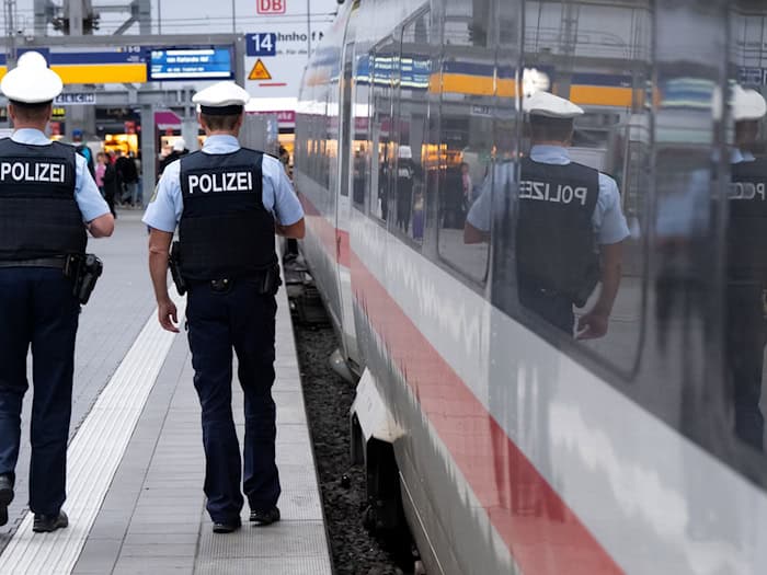 Am Wochenende verstärkt die Polizei ihre Präsenz an Bahnhöfen. (Symbolfoto)  / Foto: Sven Hoppe/dpa