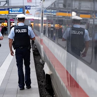 Am Wochenende verstärkt die Polizei ihre Präsenz an Bahnhöfen. (Symbolfoto)  / Foto: Sven Hoppe/dpa