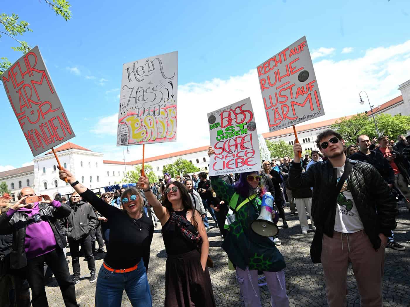 Mehrere Tausend Menschen nehmen in München an der «Krachparade» teil.  / Foto: Felix Hörhager/dpa