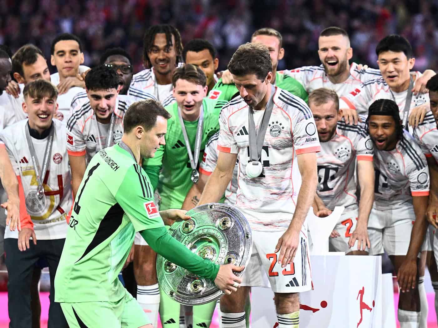 Bayern-Kapitän Manuel Neuer (vl) wird nach dem Spiel gegen den 1. FC Köln wie 2025 wieder die Meisterschale überrreicht bekommen. (Archivbild) / Foto: Tom Weller/dpa