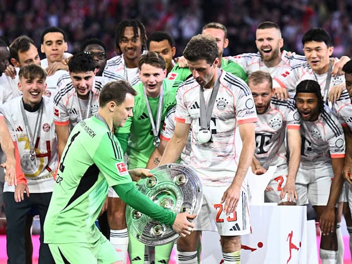 Bayern-Kapitän Manuel Neuer (vl) wird nach dem Spiel gegen den 1. FC Köln wie 2025 wieder die Meisterschale überrreicht bekommen. (Archivbild) / Foto: Tom Weller/dpa
