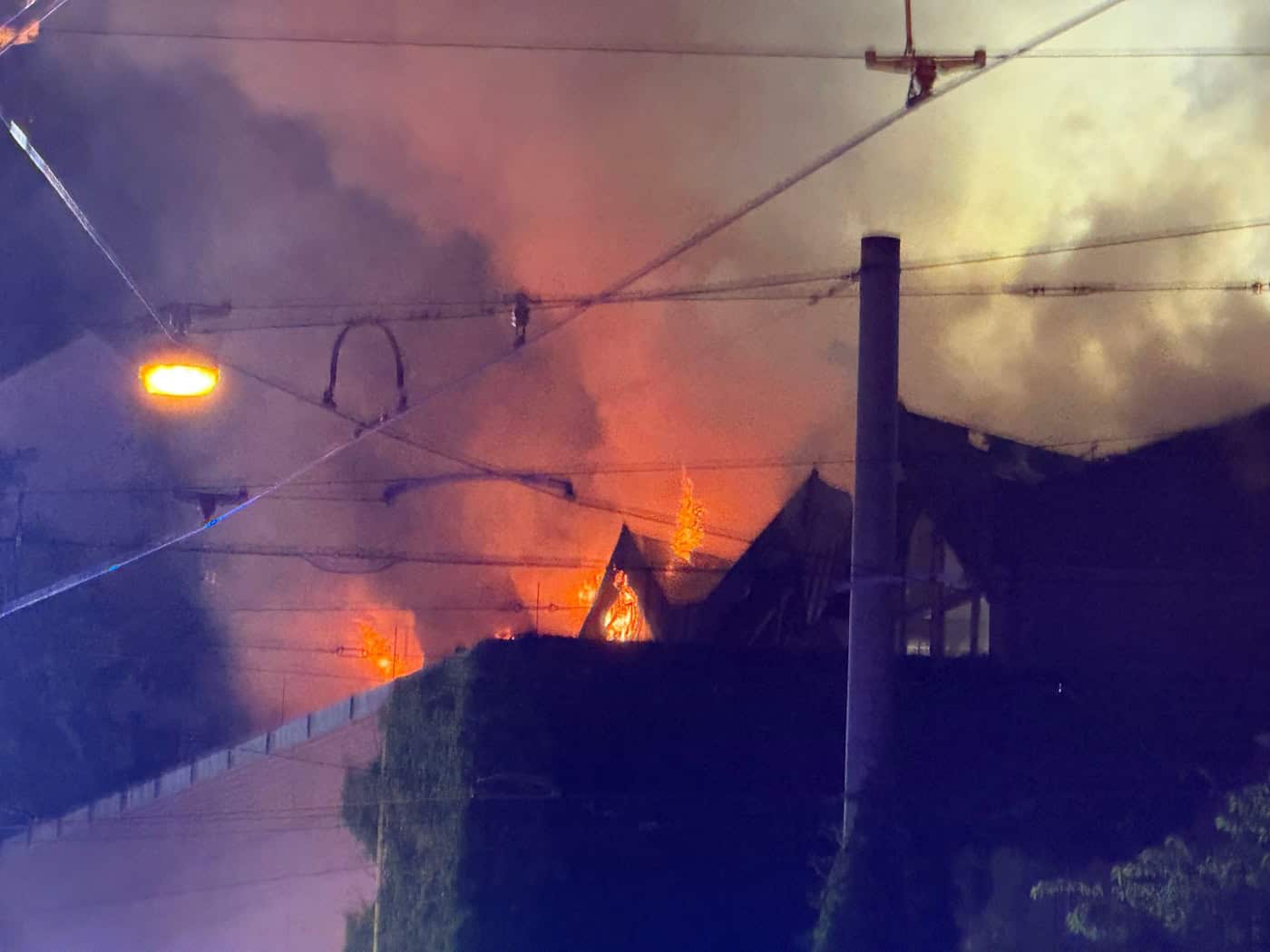 Das Dach der Halle stand in der Nacht komplett in Flammen.  / Foto: Felix Besold/NEWS5/dpa