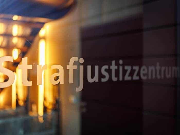 Mehr als 32 Jahre nach dem gewaltsamen Tod eines Mädchens in Unterfranken startet vor dem Landgericht Würzburg der Prozess gegen einen Mann, der zur Tatzeit 17 Jahre alt war. (Archivbild) / Foto: Daniel Karmann/dpa