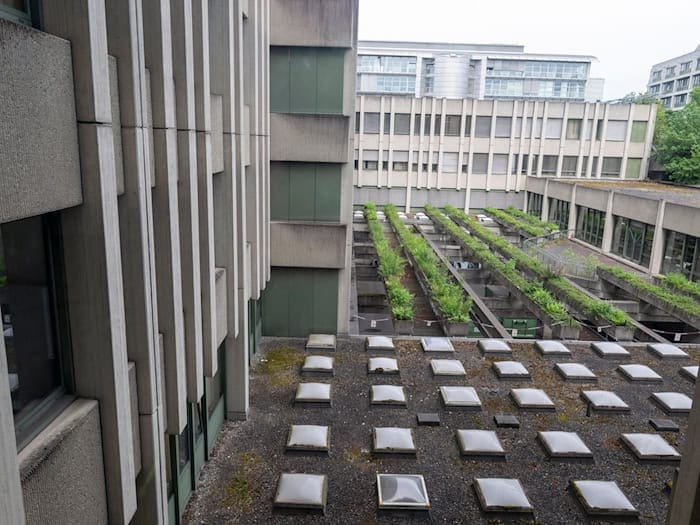 Noch bis Ende Juni soll das Gebäude in Betrieb sein. / Foto: Peter Kneffel/dpa