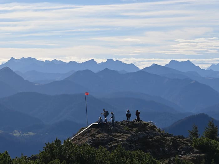 Nicht immer muss man mit dem eigenen Auto zum Wandern fahren - dank des Münchner Bergbusses. (Symbolbild) / Foto: Katrin Requadt/dpa