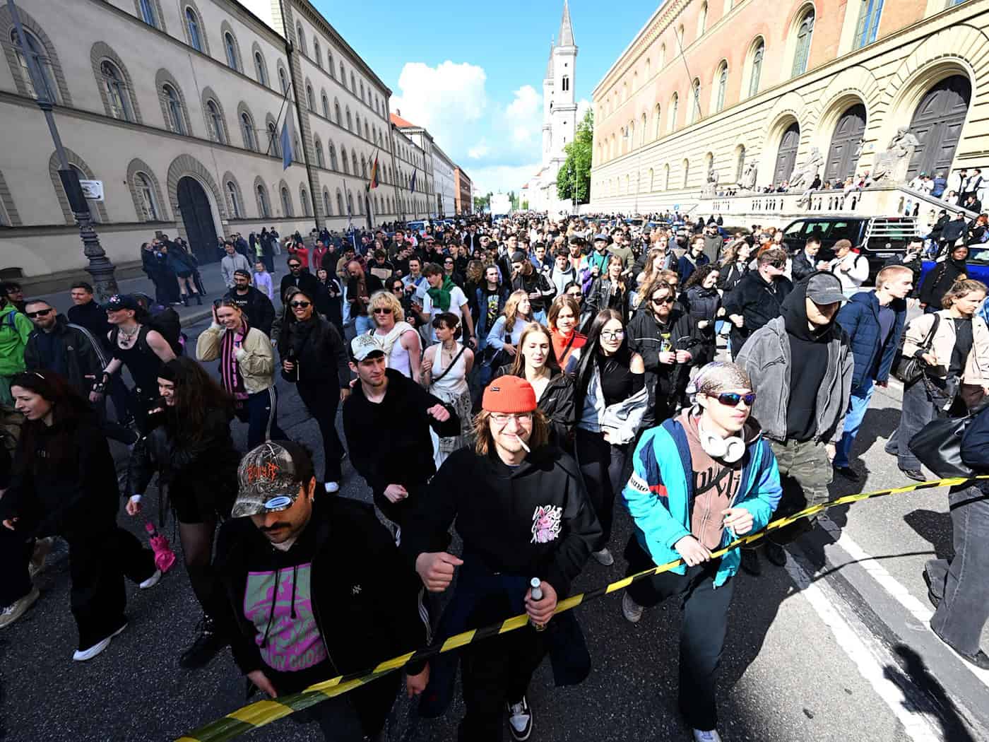 Eine fünfstellige Zahl von Menschen demonstriert bei der Münchner «Krachparade» gegen die hohen Mieten und für eine lebendige Kulturszene - inklusive lauter Feiern. / Foto: Felix Hörhager/dpa