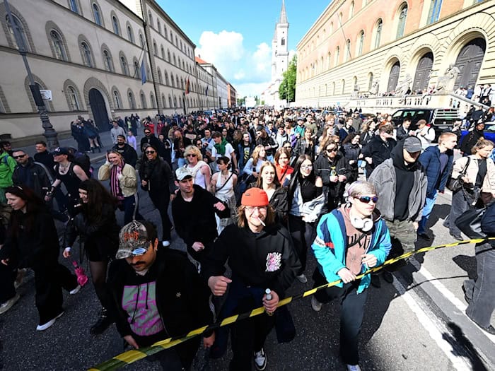Eine fünfstellige Zahl von Menschen demonstriert bei der Münchner «Krachparade» gegen die hohen Mieten und für eine lebendige Kulturszene - inklusive lauter Feiern. / Foto: Felix Hörhager/dpa