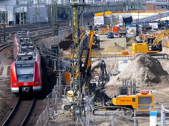 Die Sperrung der S-Bahn-Stammstrecke bei Laim wird bis Freitag verlängert (Archiv).  / Foto: Sven Hoppe/dpa