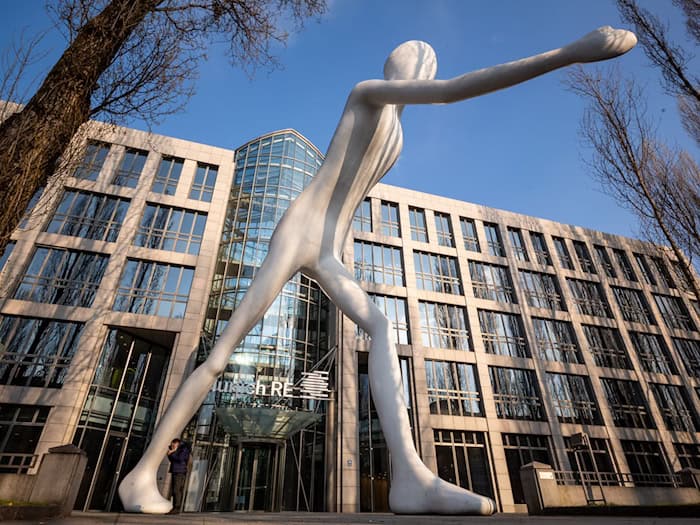 Die Skulptur «Walking Man» vor einem Verwaltungsgebäude der Munich Re. Für den Dax-Konzern liefen die Geschäfte im ersten Quartal erfreulich. (Symbolbild)  / Foto: Peter Kneffel/dpa