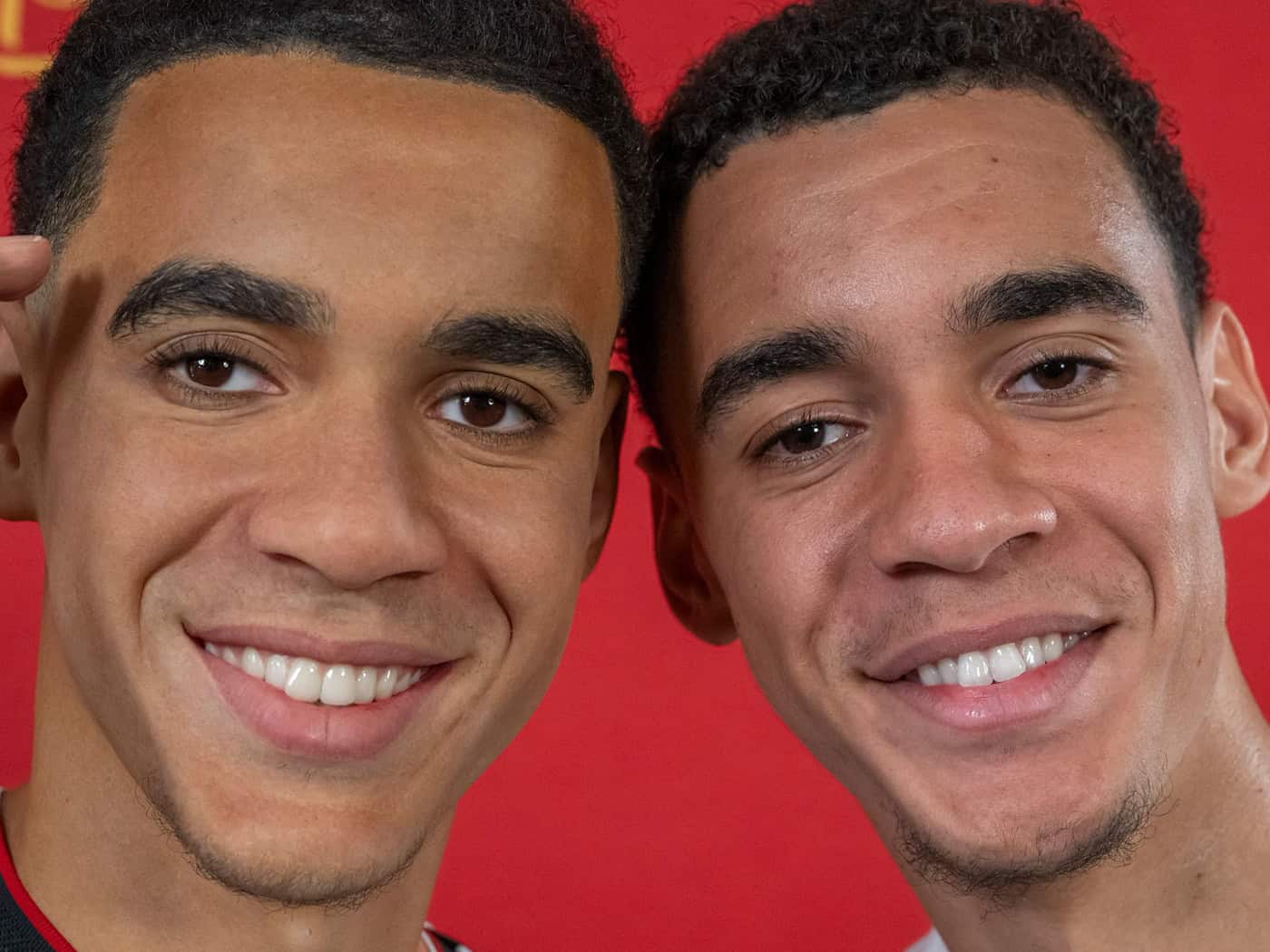 Welcher ist der echte? Jamal Musiala (rechts) und seine Wachsfigur von Madame Tussauds. / Foto: Peter Kneffel/dpa