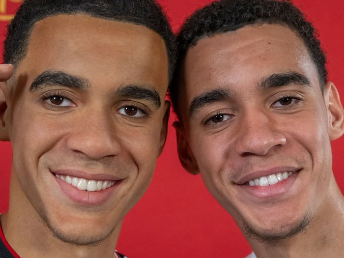 Welcher ist der echte? Jamal Musiala (rechts) und seine Wachsfigur von Madame Tussauds. / Foto: Peter Kneffel/dpa
