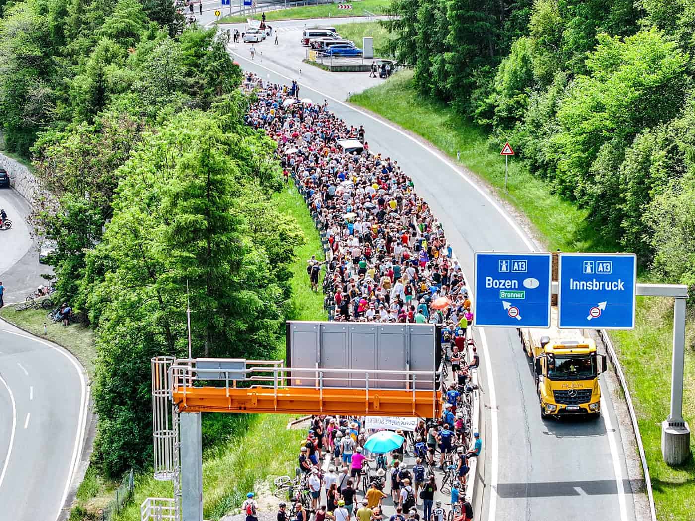 Tausende demonstrierten gegen die Umweltbelastungen durch den Transitverkehr. / Foto: Jason Tschepljakow/dpa